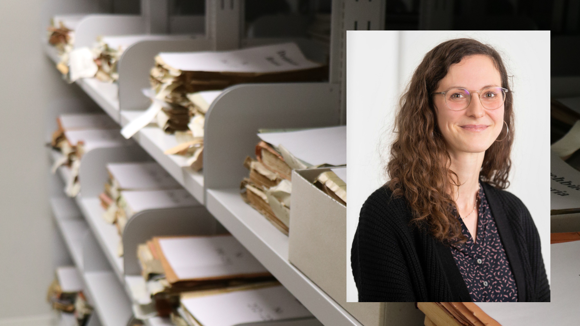 Es handelt sich um eine Bildcollage: Im Hintergrund sind Regale des Textarchivs mit Unterlagen und im Vordergrund ein Porträtfoto von Dr. Eva Hielscher.
