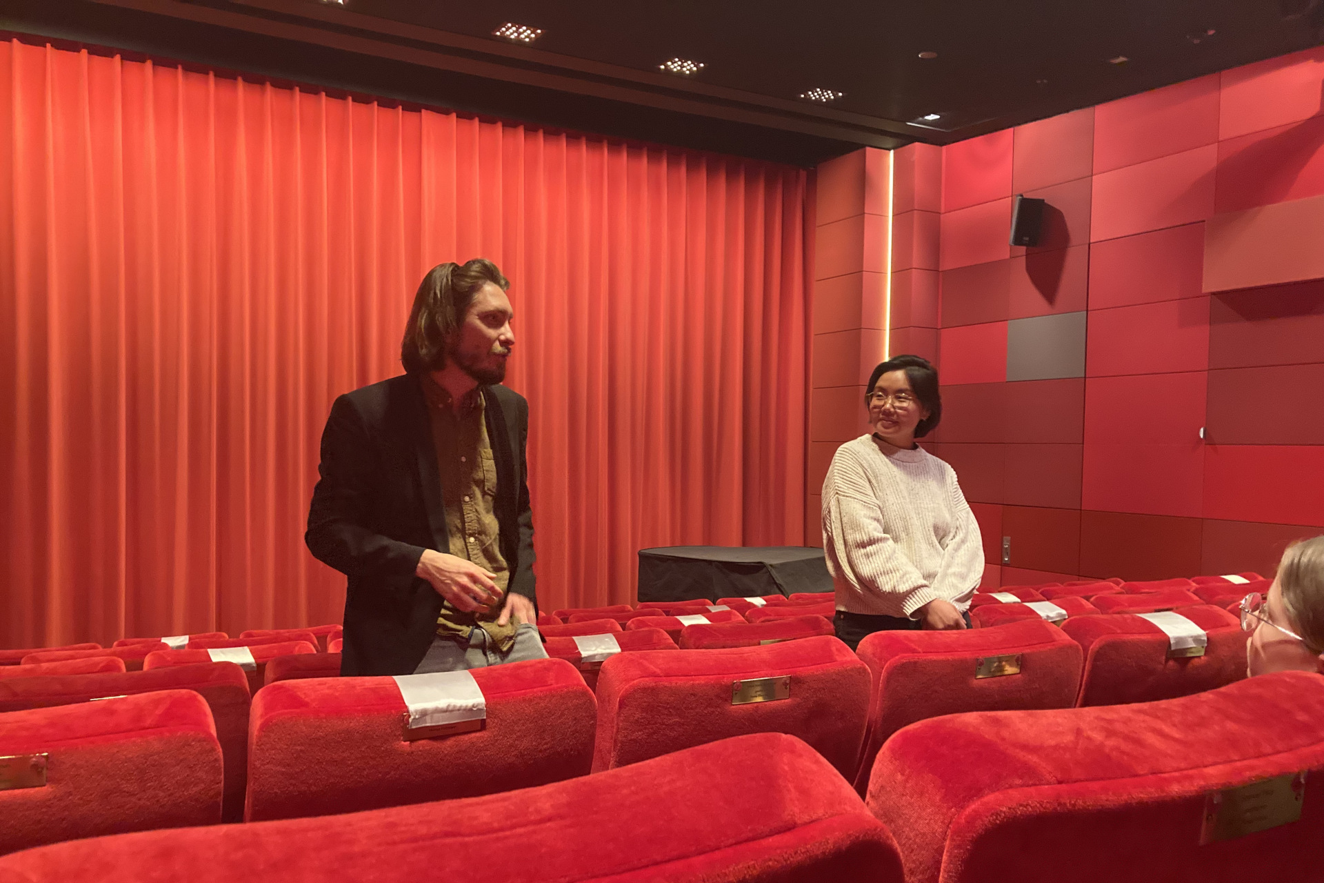Regisseur Tali Barde und Projektkoordinatorin Hien Mai in einem Filmgespräch im Kino des DFF