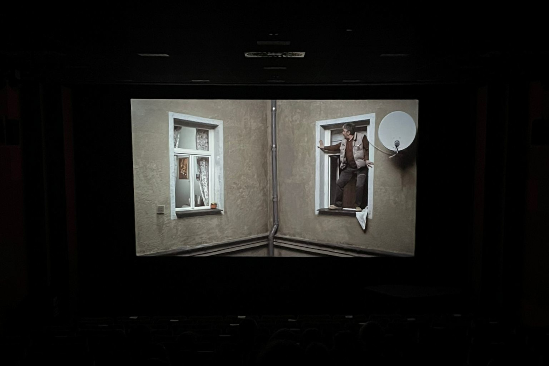 Bild aus dem Kurzfilm AM FENSTER auf der Kinoleinwand