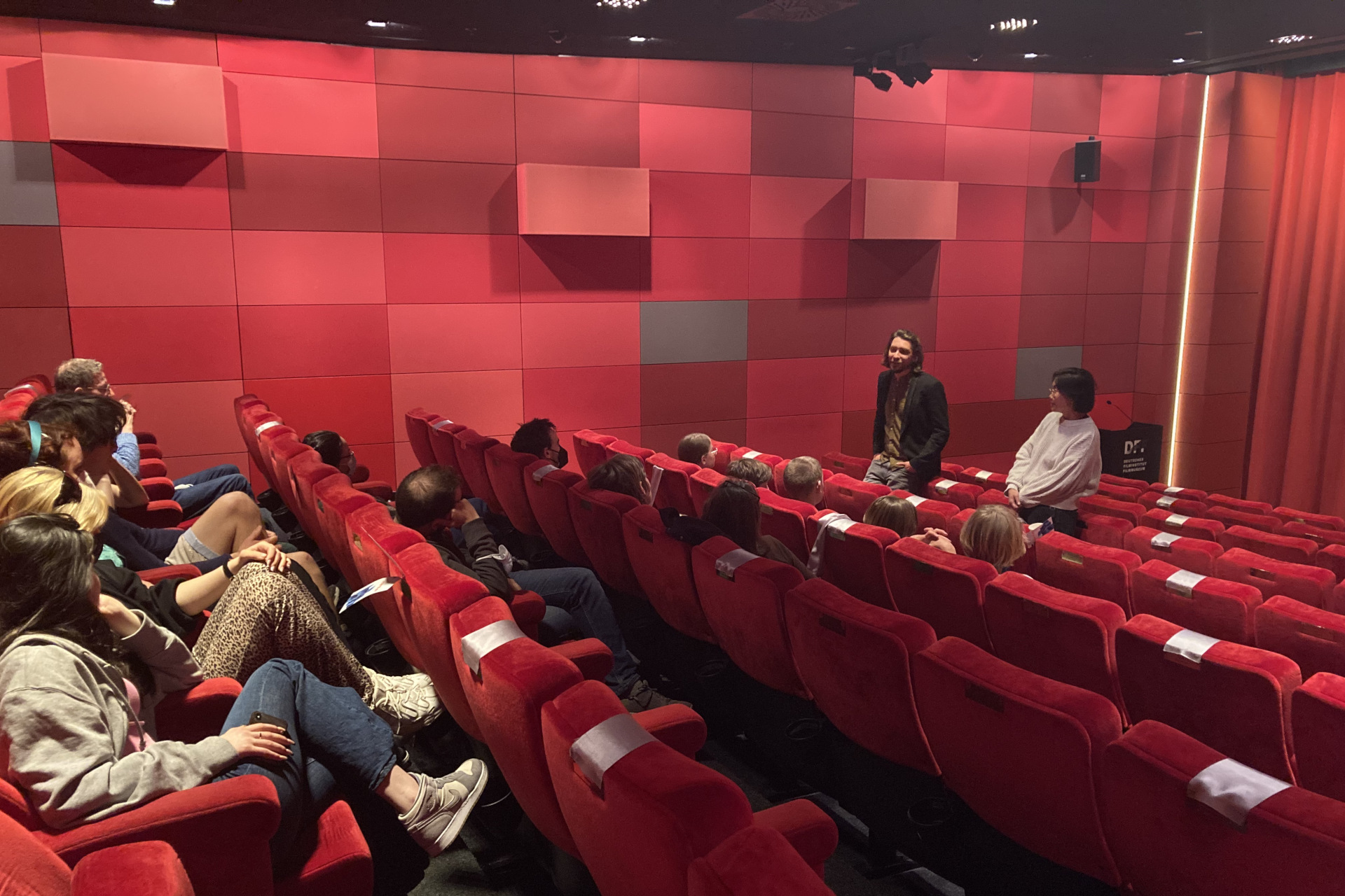 Q&A mit dem Regisseur Tali Barde nach der Filmvorstellung im Kino des DFF