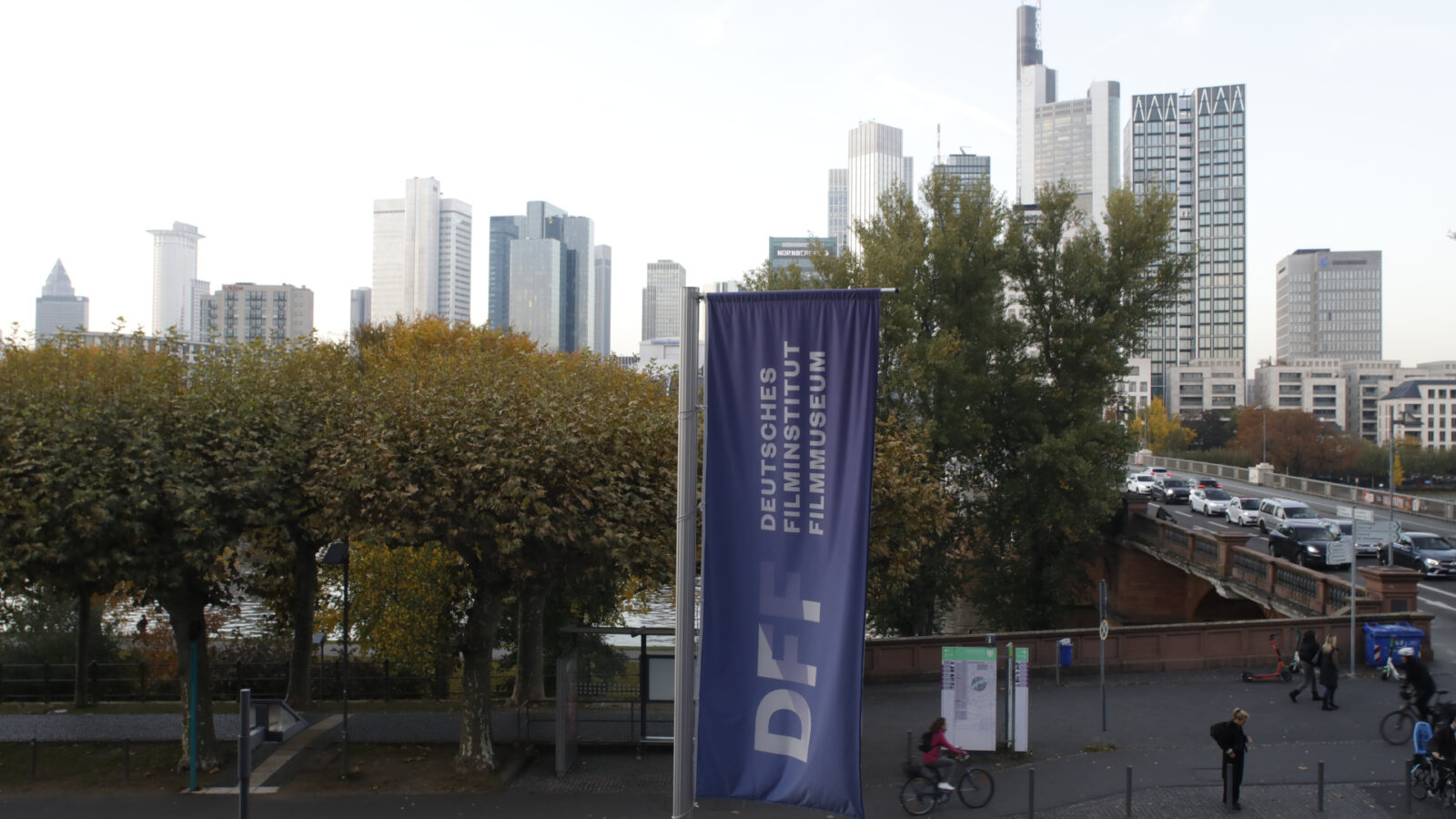 Blick auf die Frankfurter Skyline mit der DFF-Fahne im Vordergrund