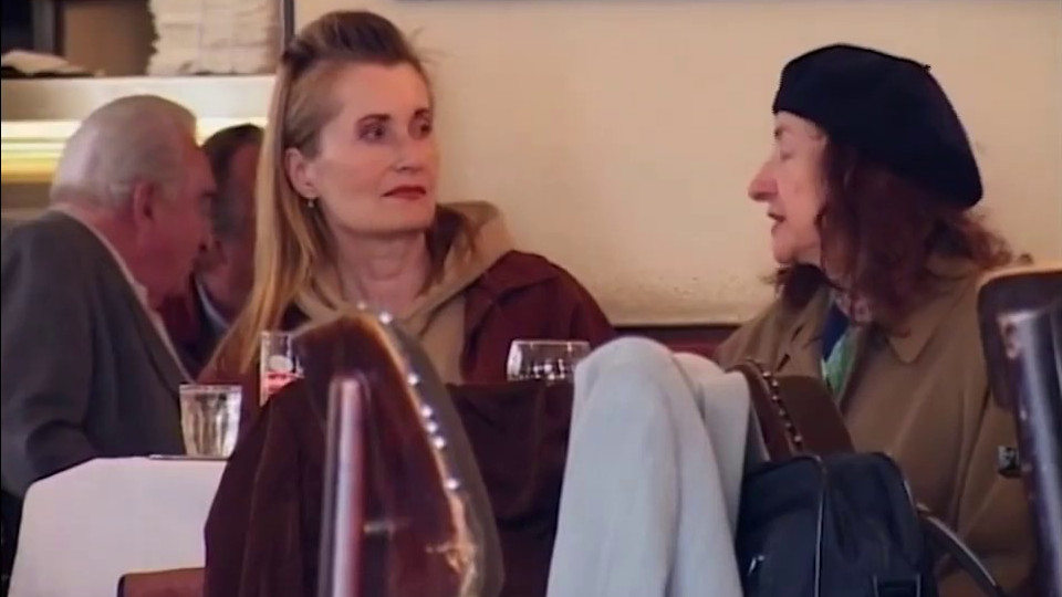 Filmstill Zwei Frauen sitzen in einem Restaurant
