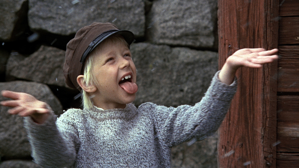 Filmstill aus Michel muss mehr Männchen machen: Ein Junge streckt die Zunge heraus