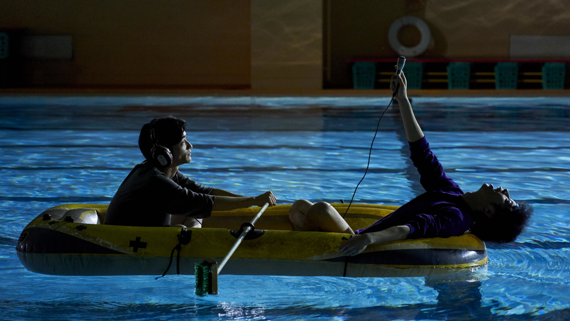 Filmstill aus Let Me Hear It Barefoot: Zwei junge Männer sitzen in einem Schlauchboot in einem Schwimmbad.