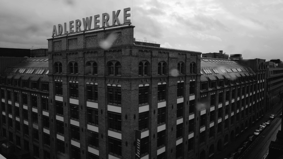Filmstill aus KATZBACH: Ein Schwarz-Weiß-Foto der Adlerwerke in Frankfurt