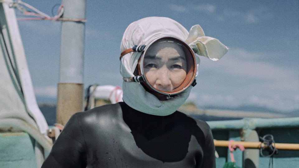Filmstill aus Ama-San: Eine Frau in einem Tauchanzug