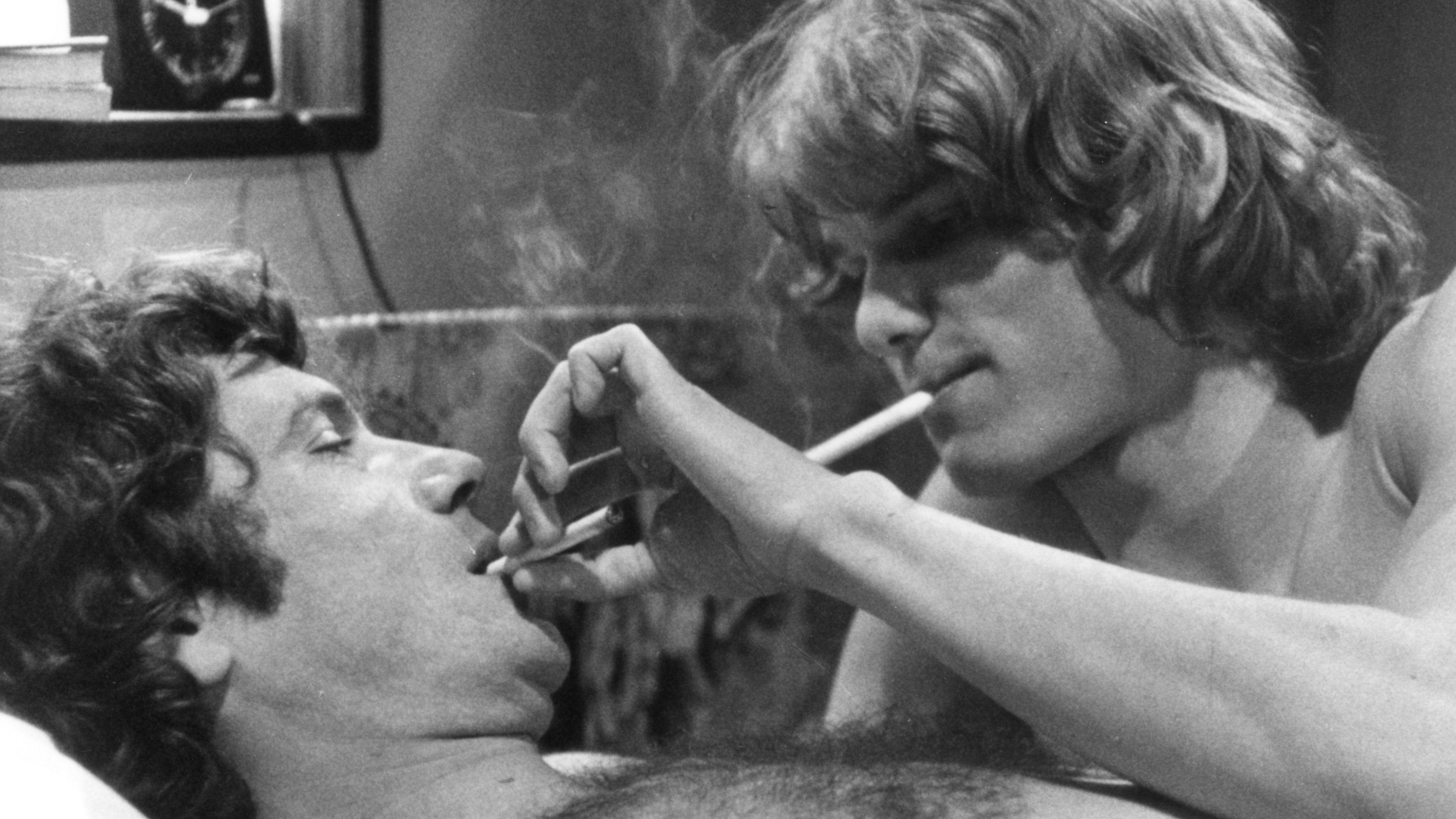 Filmbild aus "Die Konsequenz", zwei Darsteller rauchen gemeinsam