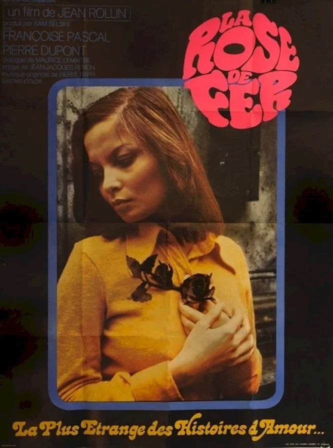 Plakat des Films: LA ROSE DE FER, es zeigt eine junge Frau, die an einer Rose riecht..