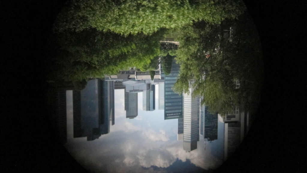 Ausblick auf das Mainufer und die Frankfurter Skyline, durch die begehbare Camera Obscura betrachtet auf dem Kopf stehend