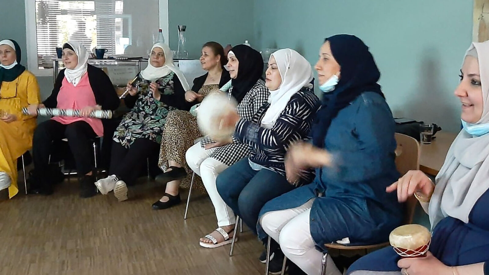 Die Al Karama-Frauengruppe vertont ihren eigenen Fotofilm mit selbstgebauten Instrumenten.