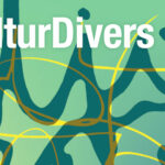 Ausschnitt aus dem Logo des Podcasts KulturDivers des Podcasts der Kulturstiftung des Bundes: Weißer Titel auf grüngemustertem Hintergrund