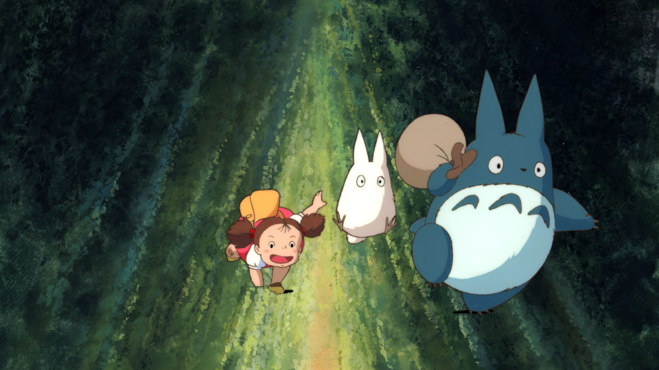 FIlmstill aus TONARI NO TOTORO, Drei Figuren aus dem Film laufen einen Weg entlang