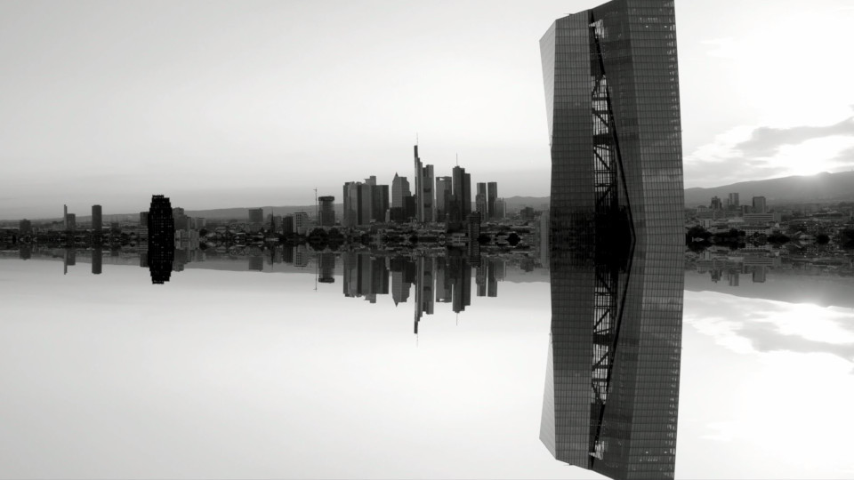 Schwarz-Weiß-Bild aus einem Musikvideo: Die Frankfurter Skyline mit der EZB im Vordergrund