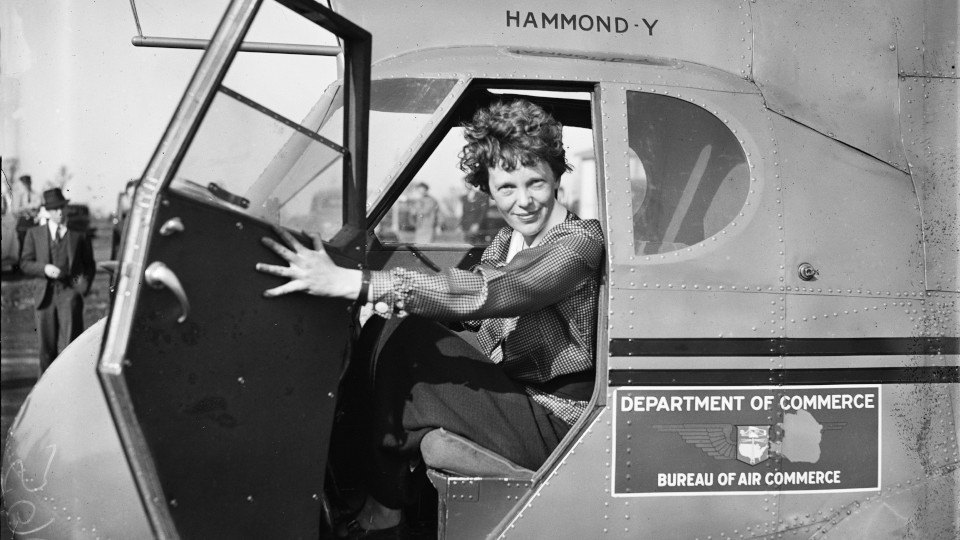 Amelia Earhart in ihren FLugzeug gezeigt in EXPEDITION AMELIA