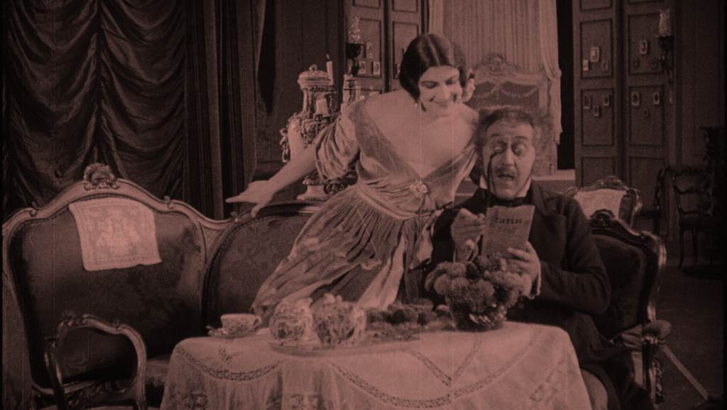 Filmstill Lola Montez mit Geliebten in einem edel aussehendem Zimmer