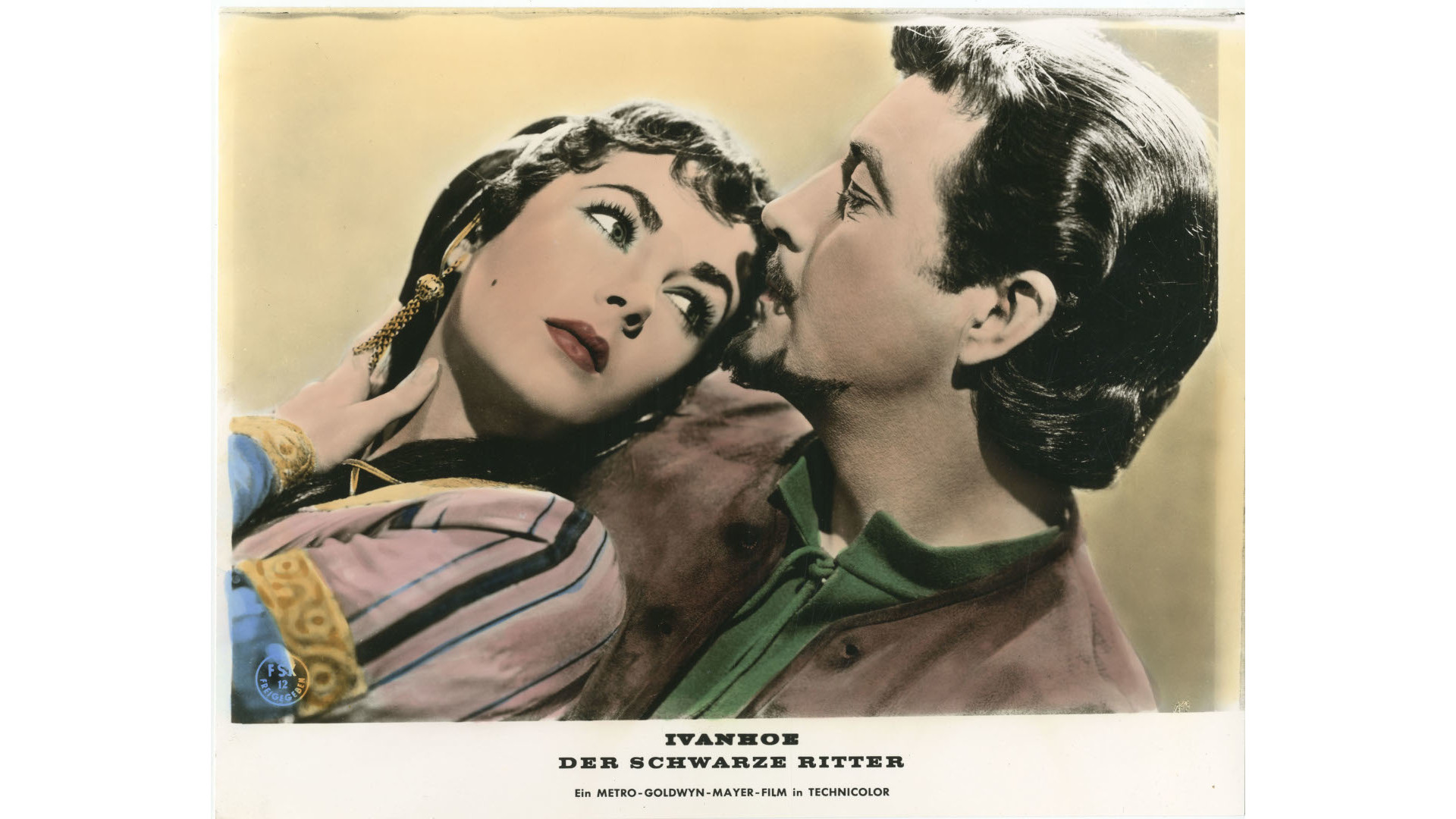 Das Ausgangfoto zu dem Film IVANHOE- DER SCHWARZE RITTER: Eine Frau blickt über ihre Schulter einen Mann an; die Farben sind nachträglich hinzugefügt