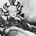 Filmstill aus Klondike Annie: Mae West auf einem Canapé