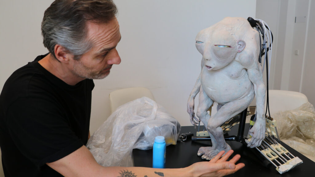 Regisseur AKIZ bringt die Puppe für den Film DER NACHTMAHR ins DFF