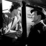 Filmstill aus Brief Encounter: Eine Frau lehnt sich aus einem Zugfenster und blickt einen Mann an, der direkt vor dem Fenster steht und die Frau ebenfalls anblickt