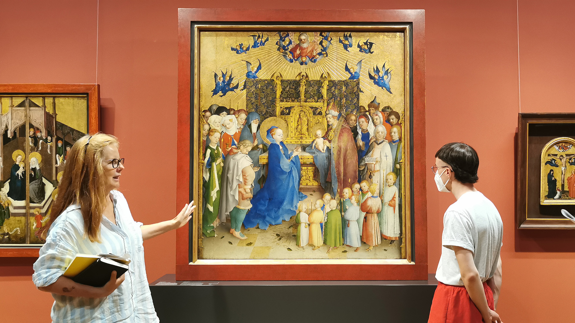 Museumspädagogin und Besucher im HLMD vor Heiligenbild