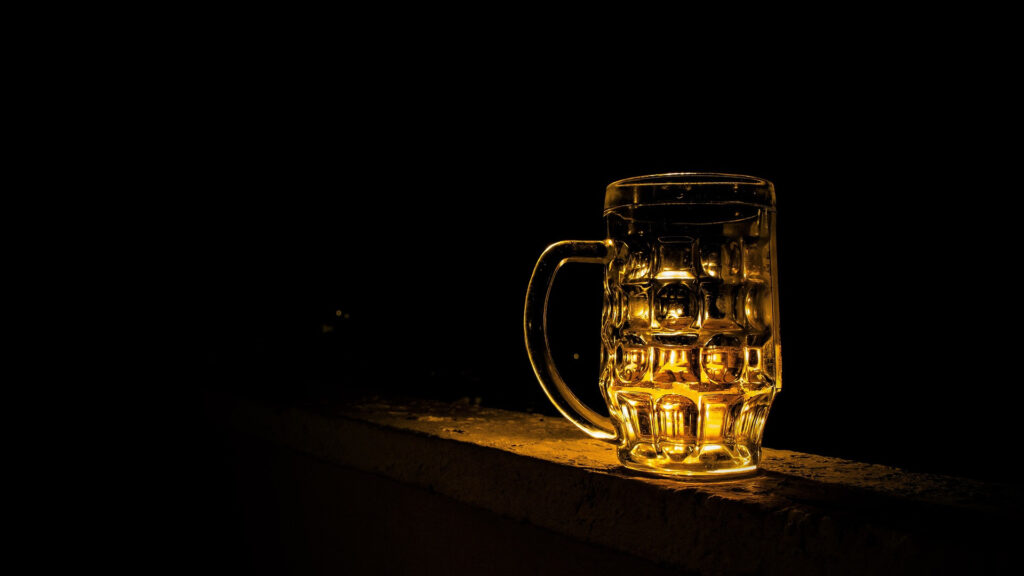 Ein mit Bier gefülltes Glas steht auf einem Tresen