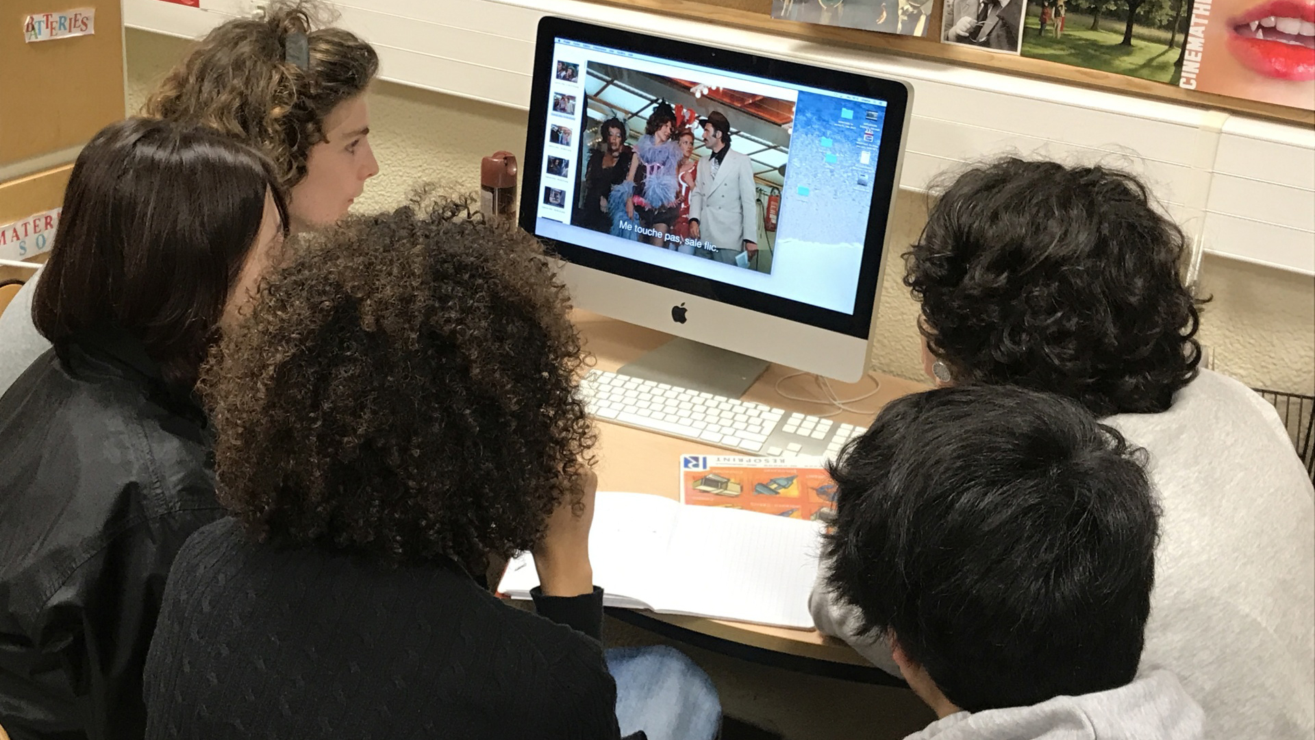 5 Jugendliche schauen einen Fassbinderfilm auf einem Computerbildschirm