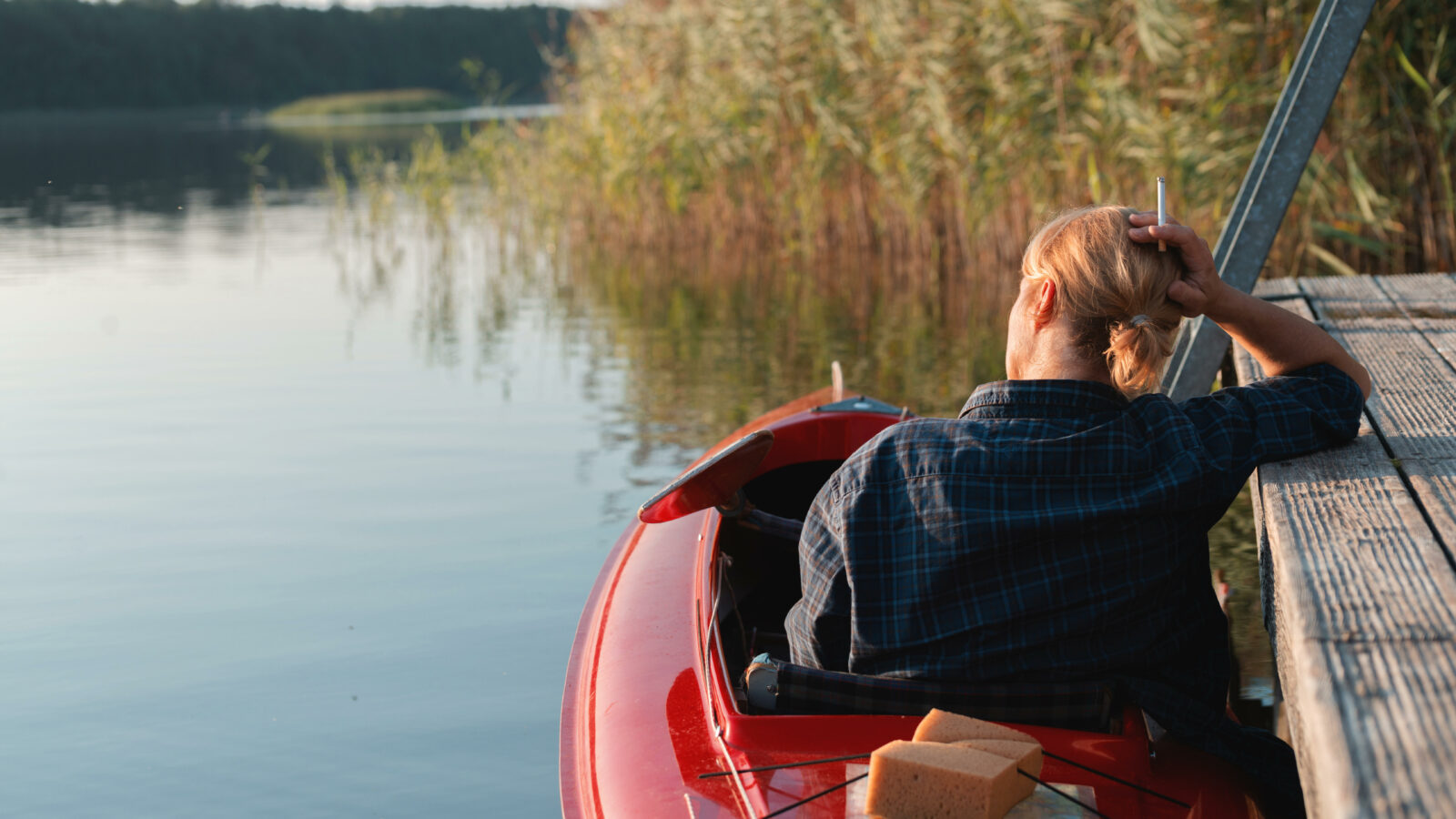 Eine Frau allein in einem Kanu auf einem See