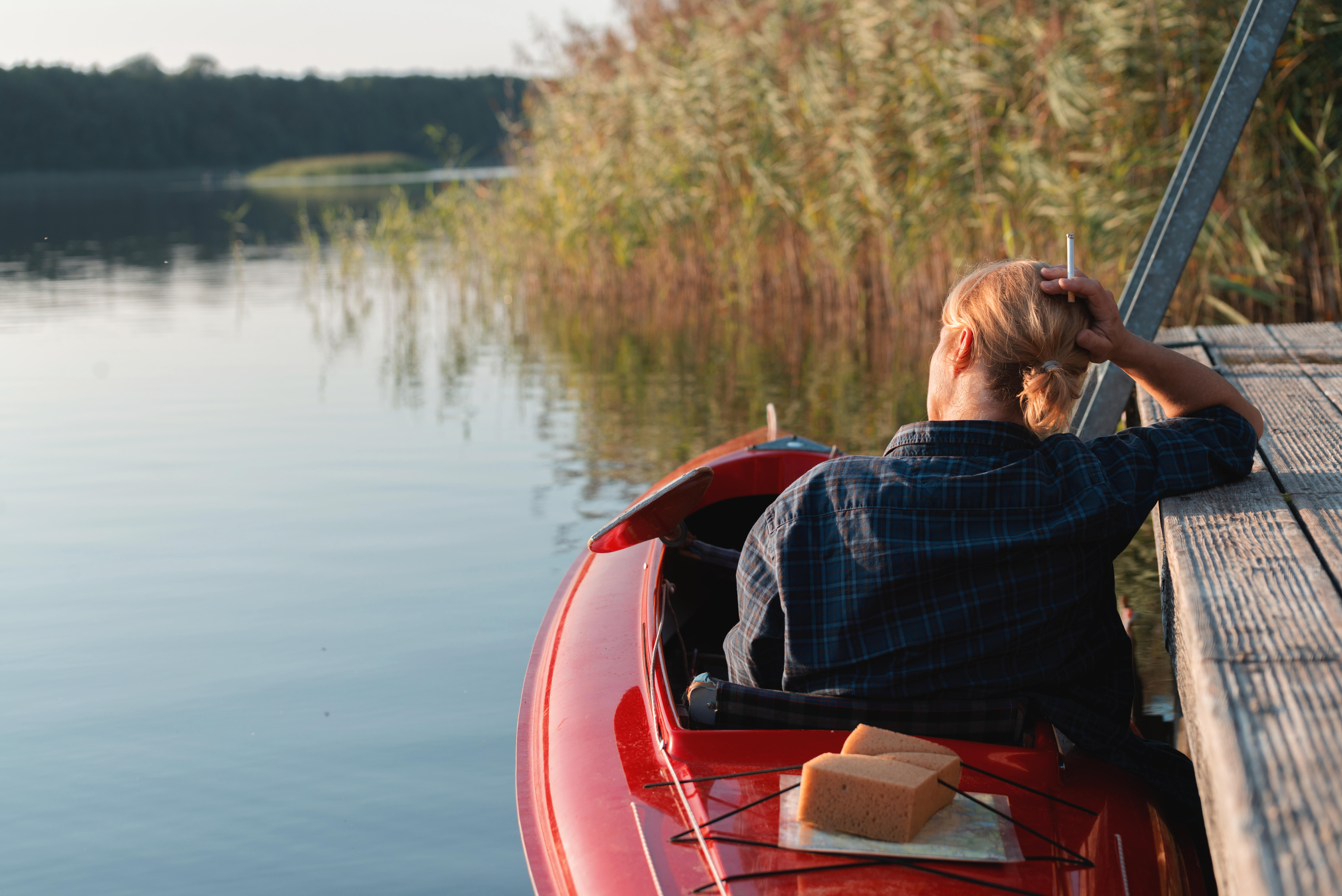 Eine Frau allein in einem Kanu auf einem See