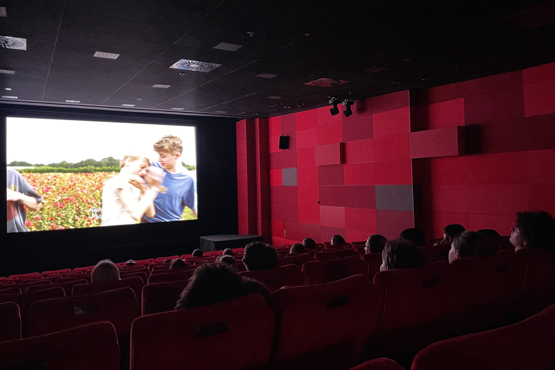 Dunkles Kino mit Filmbild aus CLOSE auf der Leinwand