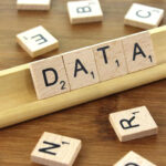 Holzbuchstaben, die das Wort Data darstellen